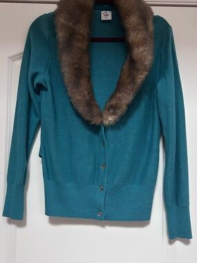Cabi Sweater Elegant Sz M Short Cardigan Teal Blue Faux Fur Collar Country Club
